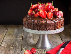Италианска торта Маргарита с нишесте с шоколадова глазура и ягоди - снимка на рецептата